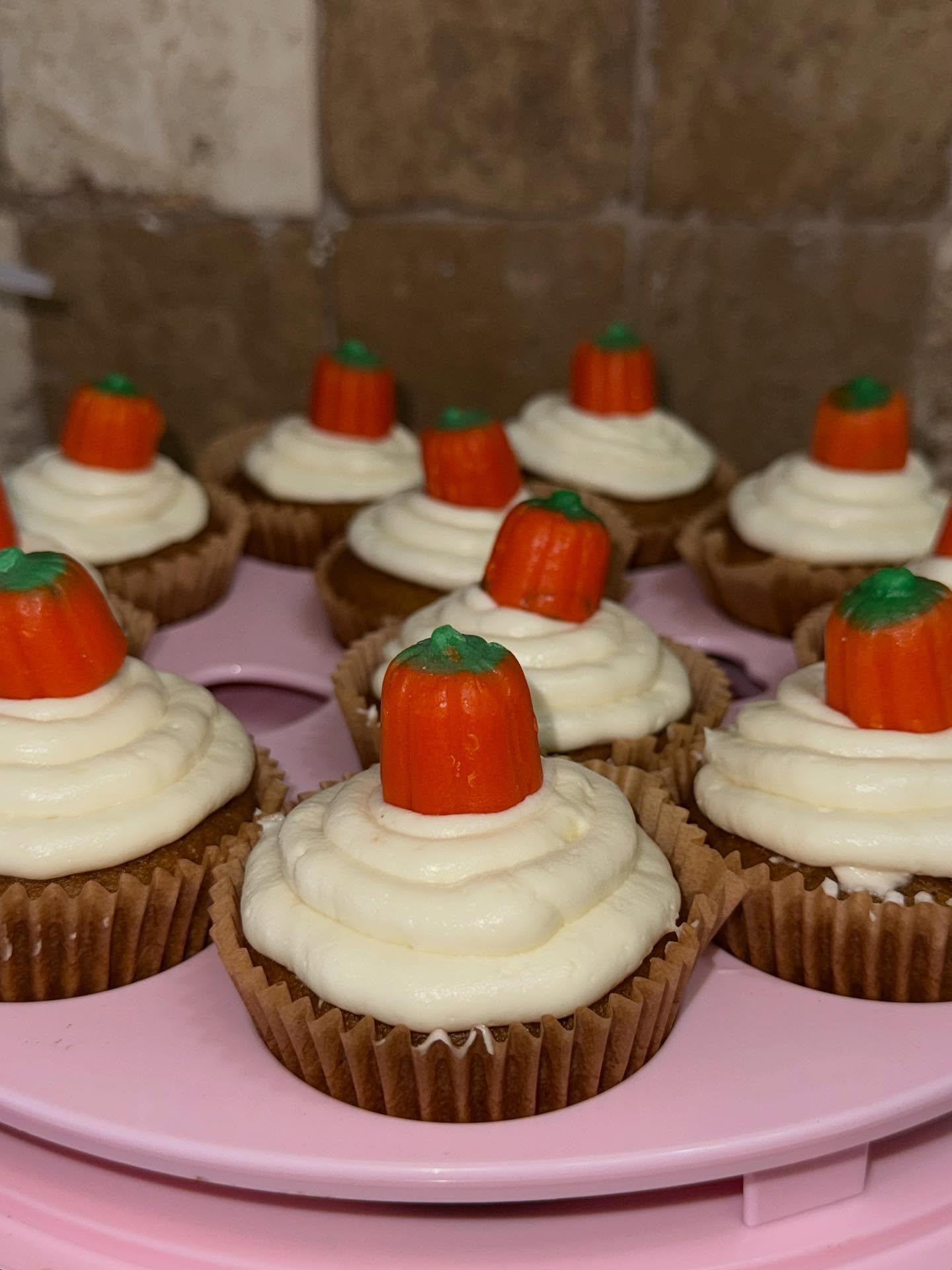 pumpkin cupcakes w cream cheese frosting