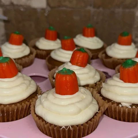 pumpkin cupcakes w cream cheese frosting